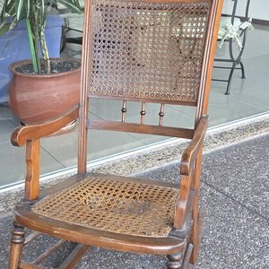 Mecedora Antigua de Madera con Detalles - imagen 3