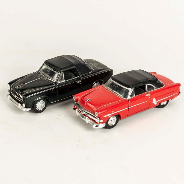 2 autos: Wolksvagen Beetle y Cadillac escala 1/32