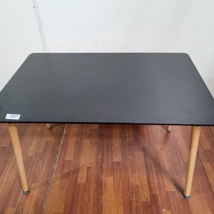 Mesa Rectangular Tapa Oscura Patas Claras 121x80x75 cm con Rotura - imagen 2