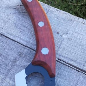 Cuchillo Curvo Artesanal con Hoja de Acero y Mango de Madera - imagen 3