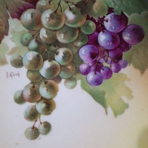Plato de Porcelana con Bodegón de Uvas y Firma A. Koch - imagen 2