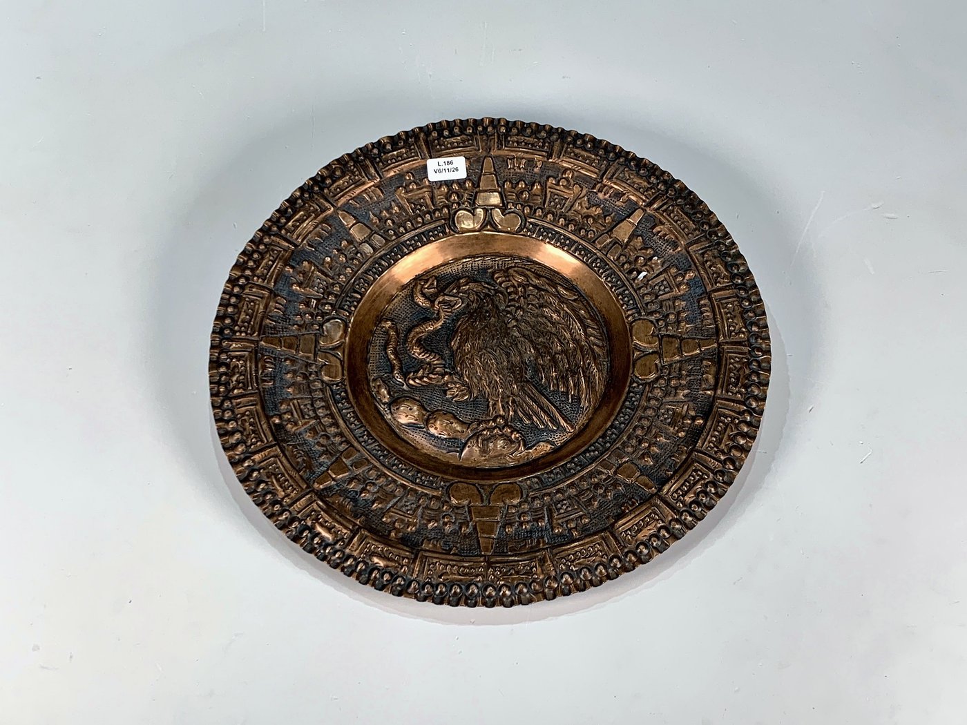 Plato de Cobre Repujado con Decoración de Águila - 35 cm Diámetro