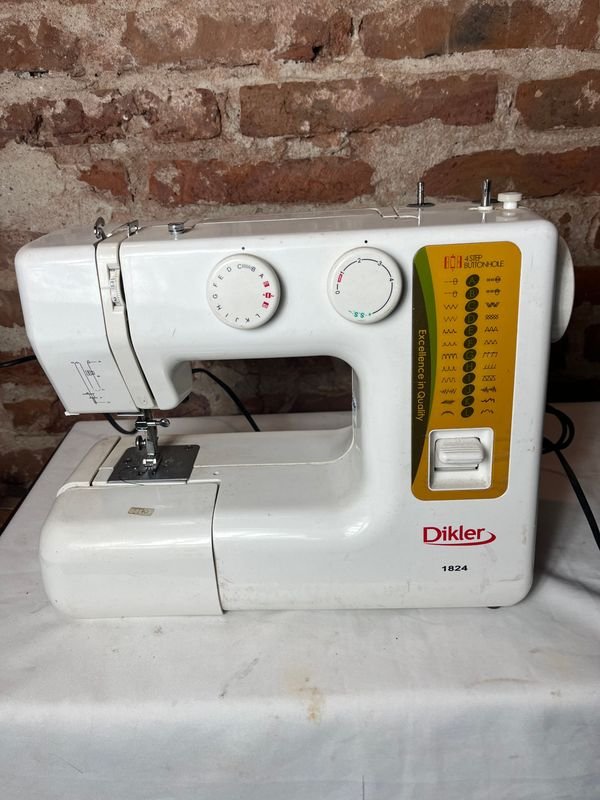 Máquina de Coser a Pedal Dikler Modelo 1824 con Caja Original