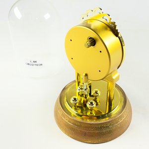 Reloj de Sobremesa con Redoma de Cristal y Péndulo Dorado - imagen 3