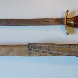 Daga Antigua con Mango de Madera Pulida y Bronce, Vaina de Cuero Crudo - imagen 1