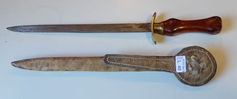 Daga Antigua con Mango de Madera Pulida y Bronce, Vaina de Cuero Crudo