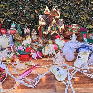 Lote Navideño: Figuras de Pesebre, Casa Navideña, Adornos y Luces - imagen 6