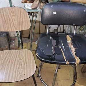 Lote de 2 Sillas para Restaurar: Una de Carmica y Otra de Hierro - imagen 3