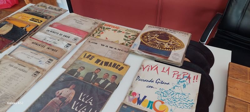 Gran lote de libros y accesorios en buen estado - imagen 4