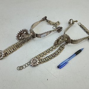 Par de Espuelas Criollas Repujadas con Motivos Florales y Eslabones - imagen 6