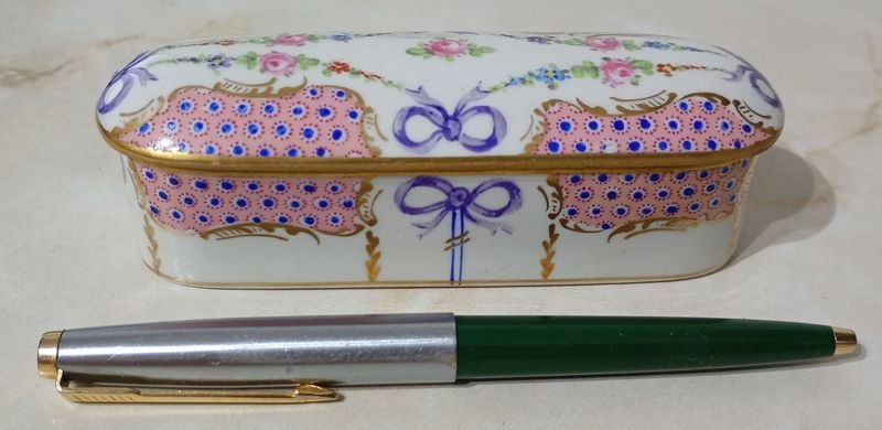 Lote siguiente: Lindo Despojador de Porcelana con tapa; LIMOGES. Sellado. Decó motivo floral.