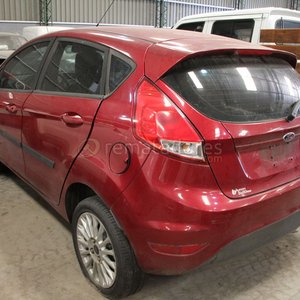 Ford Fiesta Rojo con Daños Frontales y Laterales - imagen 2