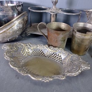 Lote de 8 piezas de platería: hielera, jarritos, centro de mesa y más - imagen 7