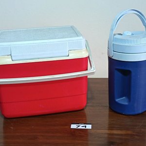 Dos Conservadoras Rubbermaid para Camping: Roja y Azul - imagen 1