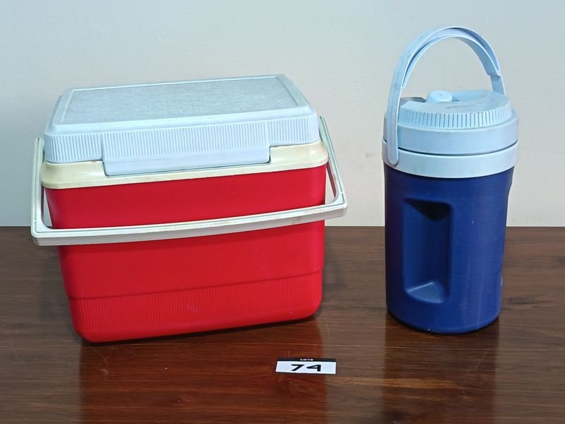 Dos Conservadoras Rubbermaid para Camping: Roja y Azul