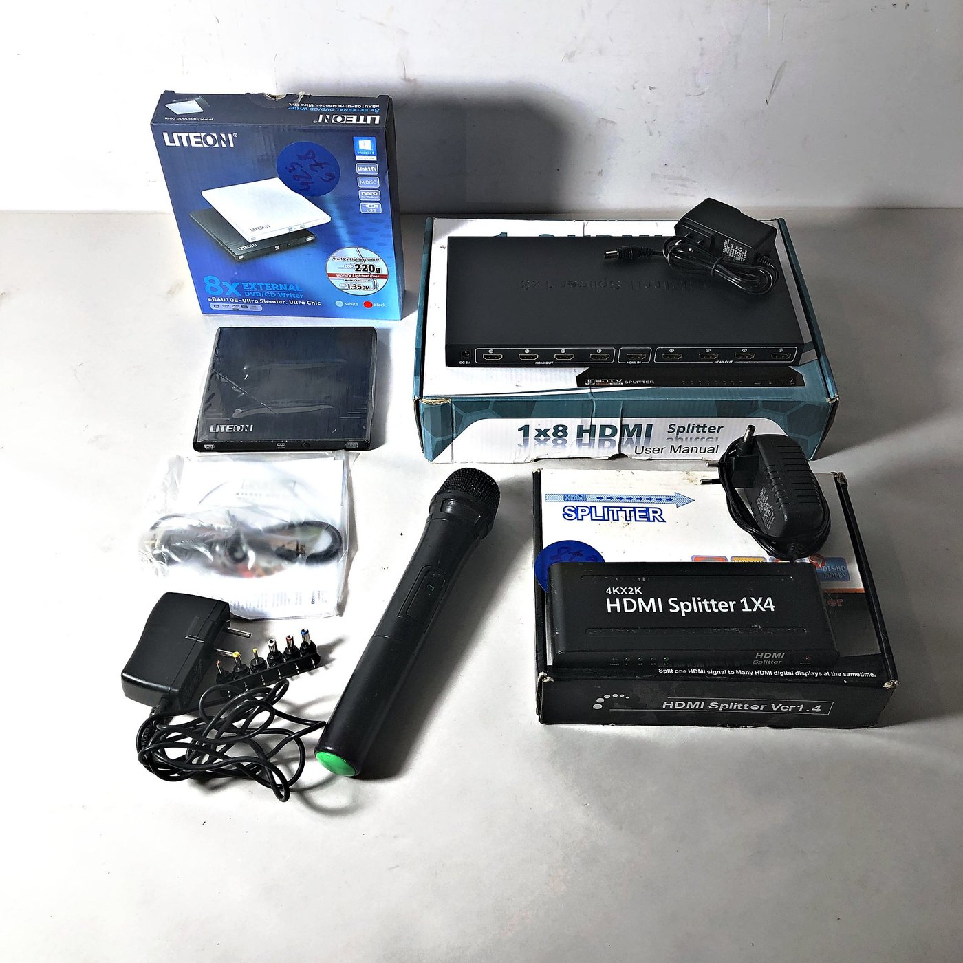 Lote de 6 piezas: Splitter HDMI, grabadora externa, micrófonos y transformador