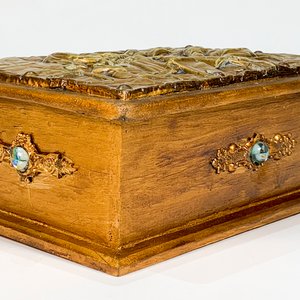 Cofre de Madera con Tapa de Bronce y Decoración de Bodegón - imagen 2