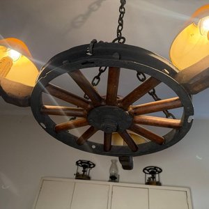 Lámpara Rústica de Techo con Rueda de Carro en Madera y Hierro - imagen 3