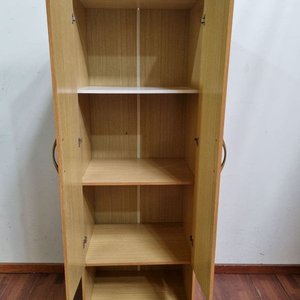 Mueble de madera claro con puertas y tiradores curvos - imagen 2