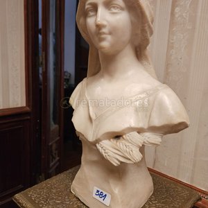 Busto de Mujer en Mármol y Bandeja Decorativa con Flores - imagen 2