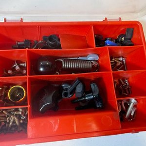 Par de Organizadores Rojos con Insumos de Bronce y Otros - imagen 2