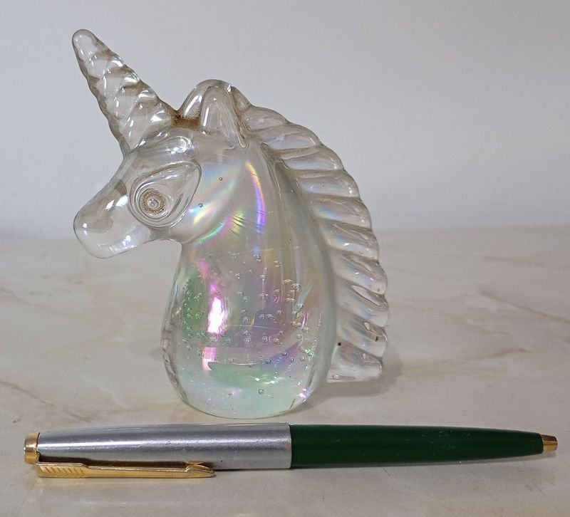 Lote siguiente: Pisapapeles de vidrio con forma de unicornio
