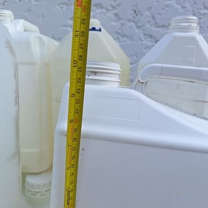 Jaula de Madera con 50 Bidoners de Plástico de Diferentes Volumenes de 5,  10 y 20 lts. - imagen 8