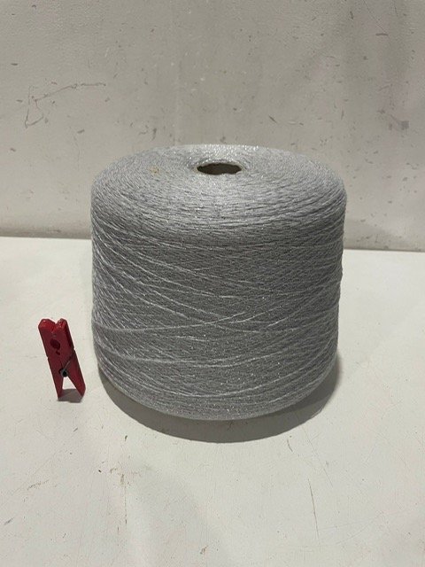 Lote siguiente: Rollo de hilo grande y tijeras rojas