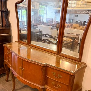 Lote siguiente: Tocador Antiguo con Tres Espejos y Cajones