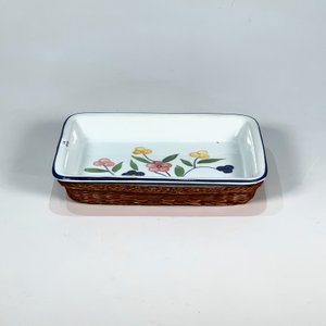 Lote anterior: Fuente Rectangular de Losa Blanca con Flores y Soporte de Ratán