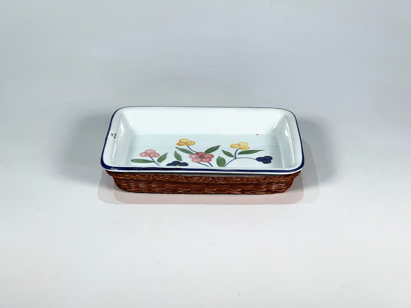 Fuente Rectangular de Losa Blanca con Flores y Soporte de Ratán