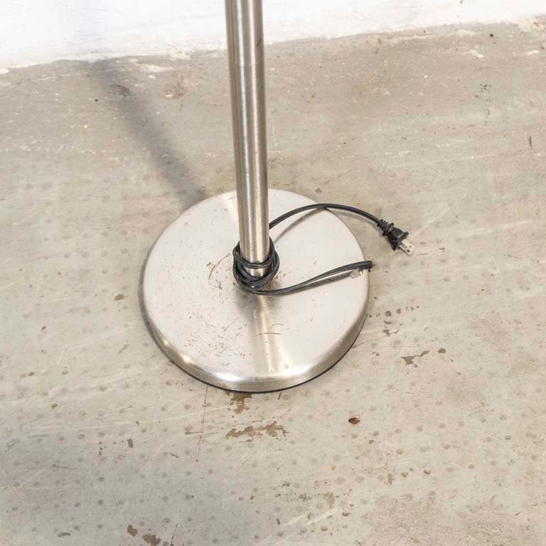 Lámpara de pie en metal cromado, una luz con pantalla de vidrio arenado - imagen 3