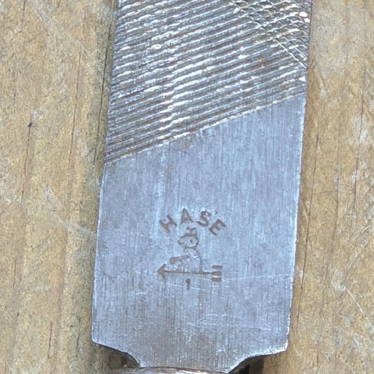 Herramientas de metal y madera para trabajo - imagen 3