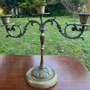 Candelabros en bronce con un estilo ornamentado - imagen 3