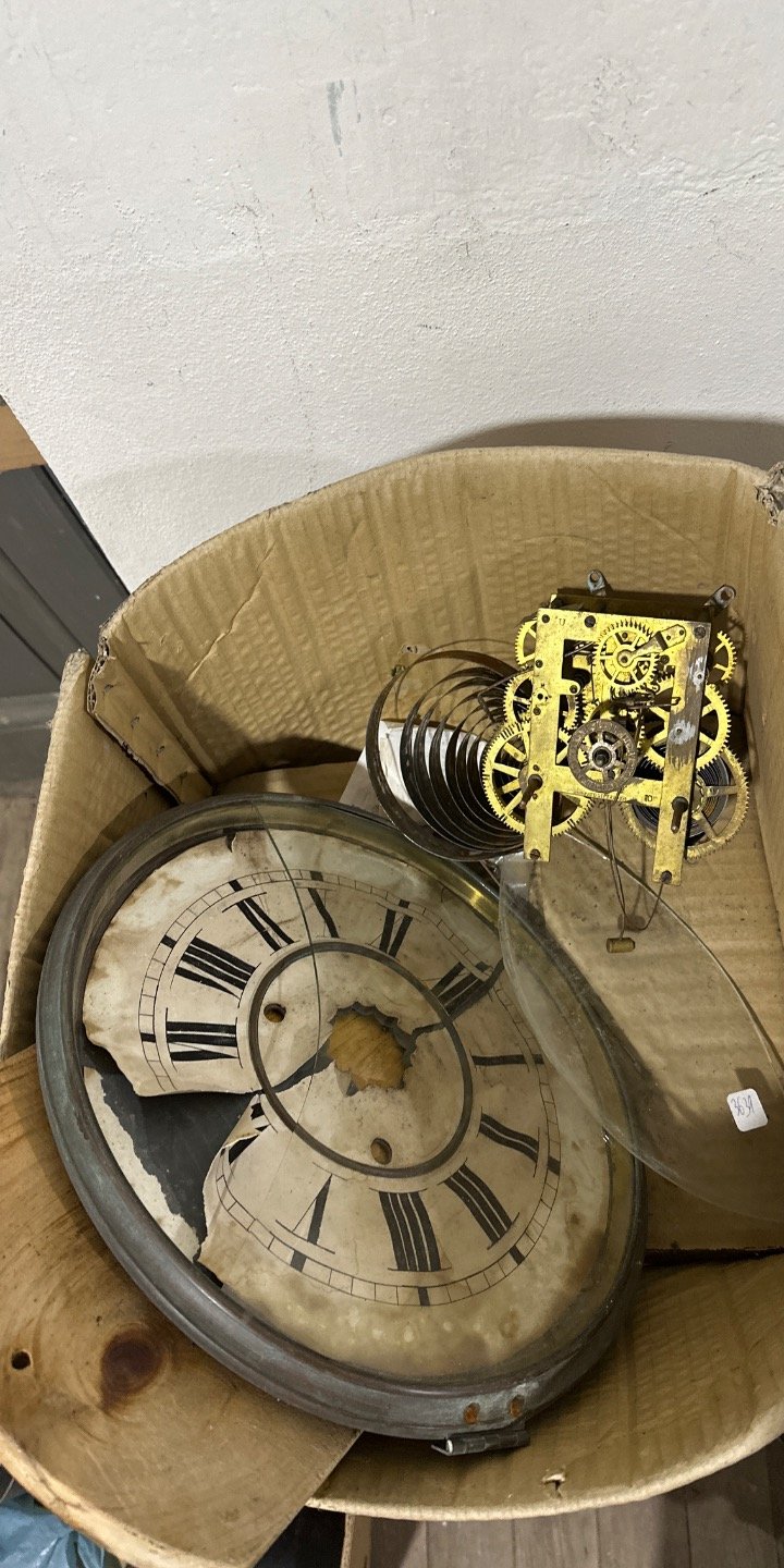 Reloj de Pared Antiguo con Mecanismo a la Vista