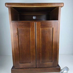 Lote siguiente: Aparador pequeño de madera con dos puertas y estante