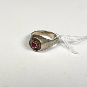 Anillo de Plata con Piedra Roja Estilo Clásico - imagen 1