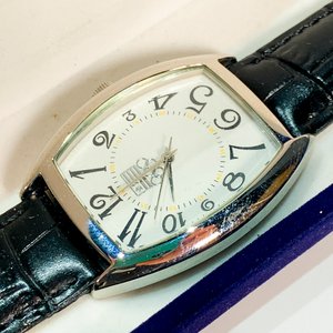 Reloj de Pulsera para Dama con Esfera Oval y Malla de Cuero Negra - imagen 2