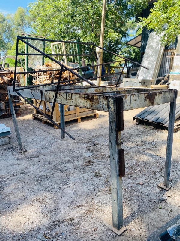 Mesa de hierro con estructura en varilla - imagen 1