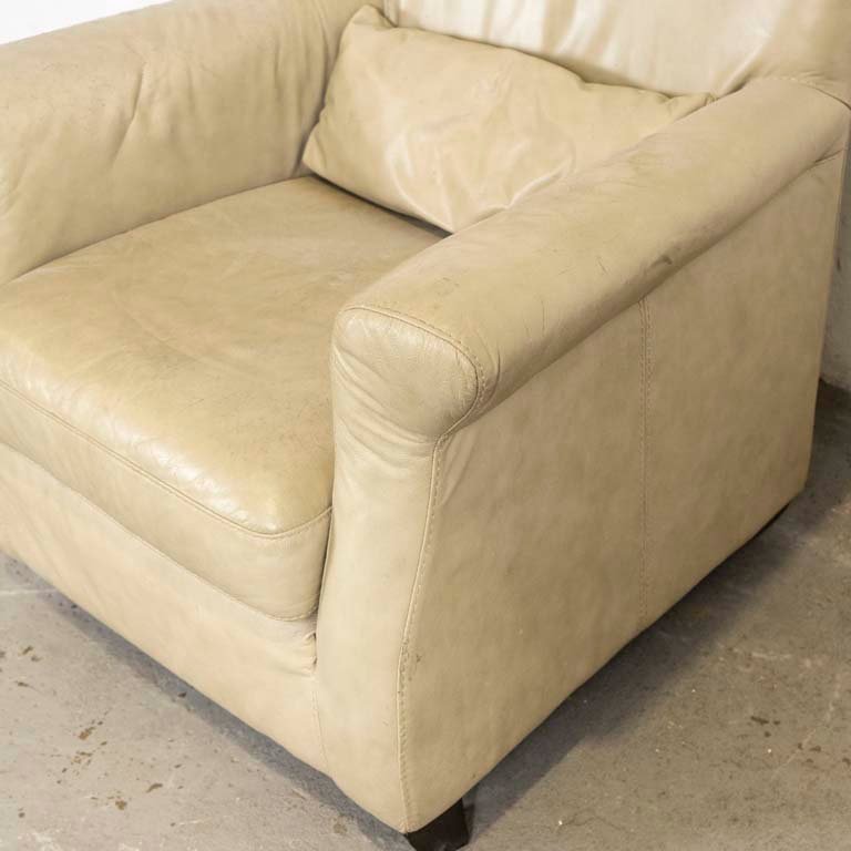 Sillón de cuero con averías y detalles en las patas - imagen 2