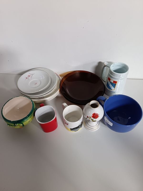 Lote de Vajilla Variada: Tazas, Platos y Jarra - imagen 1