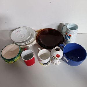 Lote siguiente: Lote de Vajilla Variada: Tazas, Platos y Jarra