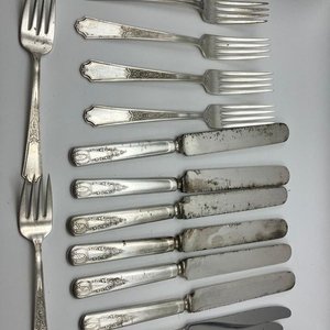 Lote siguiente: Lote de Cubiertos Antiguos: 6 Tenedores y 8 Cuchillos de Mesa
