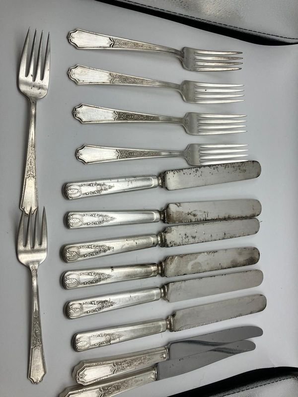 Lote de Cubiertos Antiguos: 6 Tenedores y 8 Cuchillos de Mesa