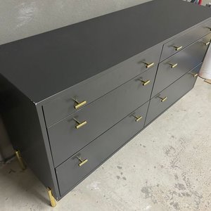 Cómoda Gris Laqueada MDF con 6 Cajones y Patas Doradas - imagen 2