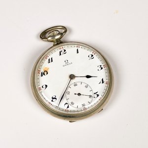 Reloj de Bolsillo Omega Plateado con Esfera Golpeada - imagen 2
