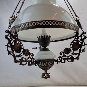 Lámpara Colgante Antigua Estilo con Tulipa Opalina y Estructura Ornamentada - imagen 3