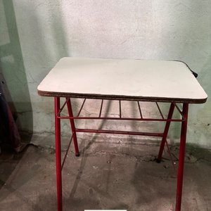 Mesa Estudiantil Metálica con Estante Inferior - imagen 2