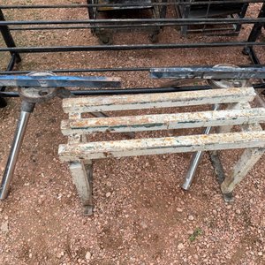 Estantería Industrial Metálica con Bandejas y Trípodes - imagen 3