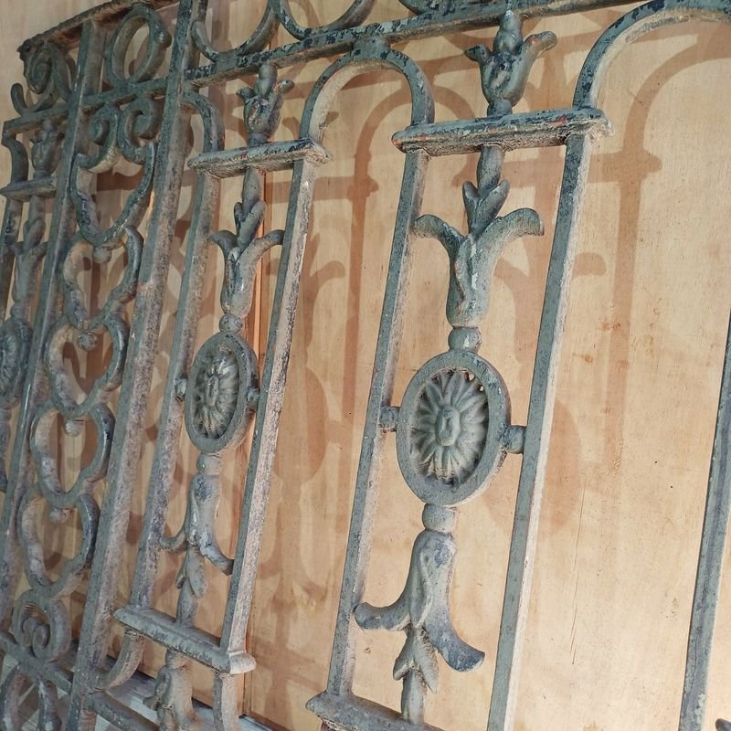 Reja balconera antigua en hierro forjado con apliques de hierro fundido - imagen 4